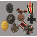 7 teiliges Konvolut diverser Orden- und Abzeichen, 1. Weltkrieg; Deutsche Ehrendenkmünze des Weltkr