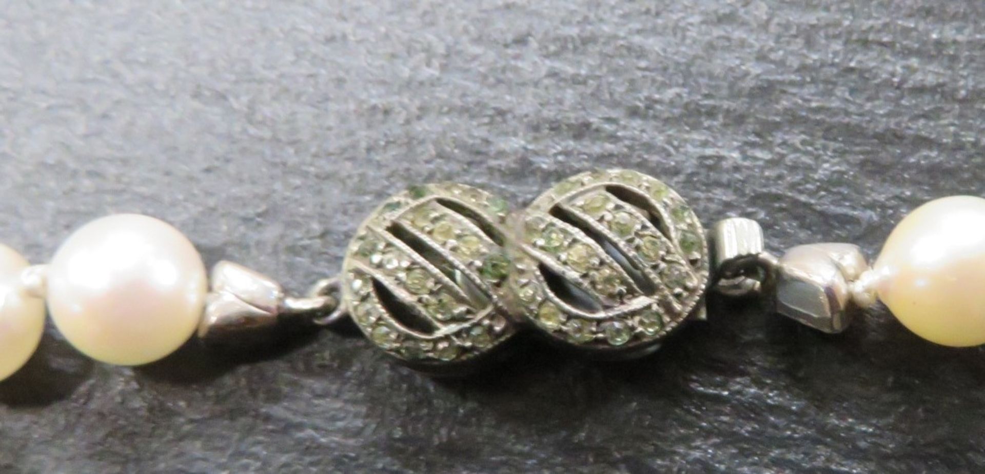 Akoya-Perlenkette, einreihig, Schließe Silber 835/000, punziert, Perle d 0,6 cm, l 36 cm. - Bild 2 aus 2