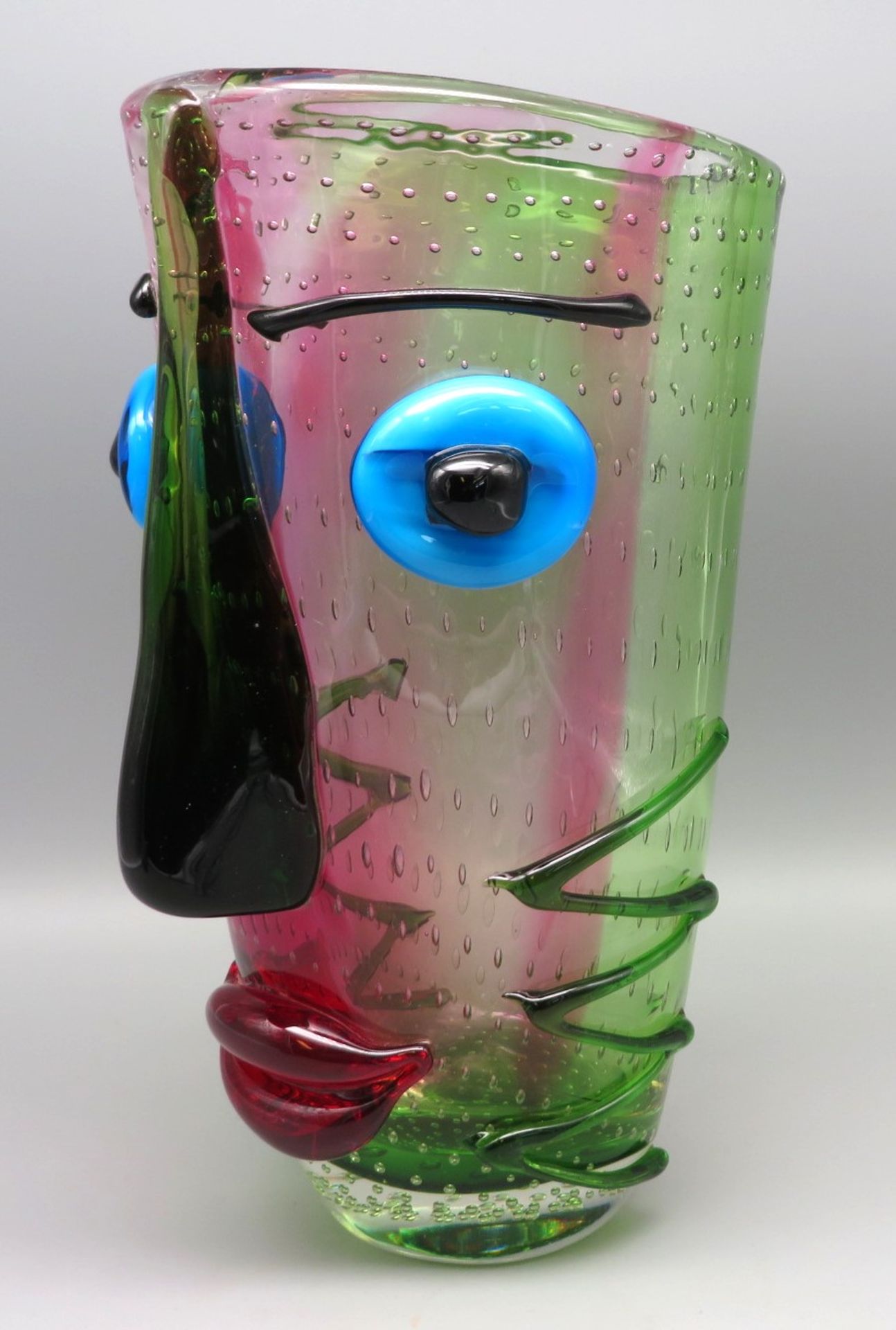 Designer Vase in Gestalt eines Gesichts, Italien, dickwandiges, farbiges Glas mit farbigen Aufschme - Bild 2 aus 2
