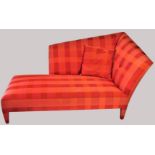 Designer Chaiselongue, Karobezug in Rot- und Orangetönen, 95 x 180 x 97 cm.