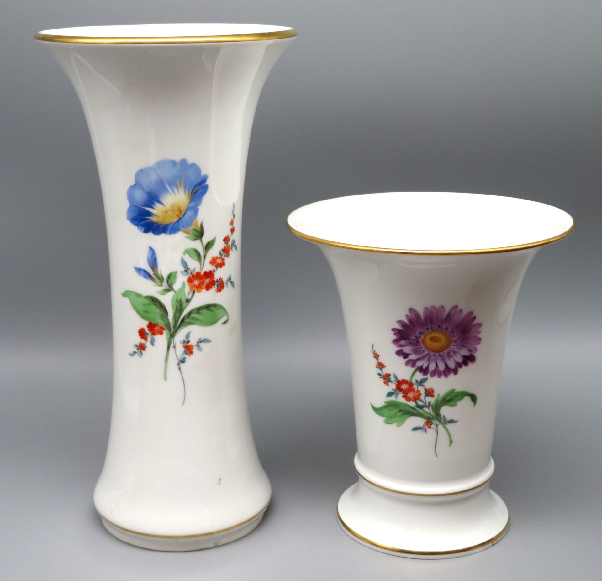 2 diverse Trichtervasen, Meissen, Weißporzellan mit polychromer Blütenmalerei, Goldrand, unterglasu