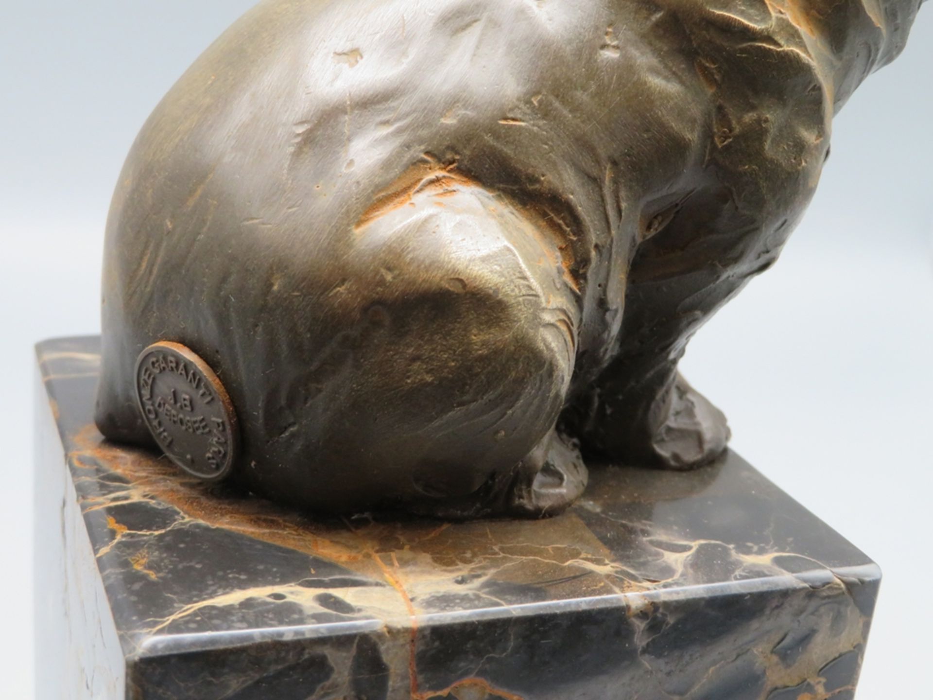 Sitzender Bär, Bronze patiniert, schwarz marmorierter Marmorsockel, 21,5 x 11,5 x 7,8 cm. - Bild 2 aus 2
