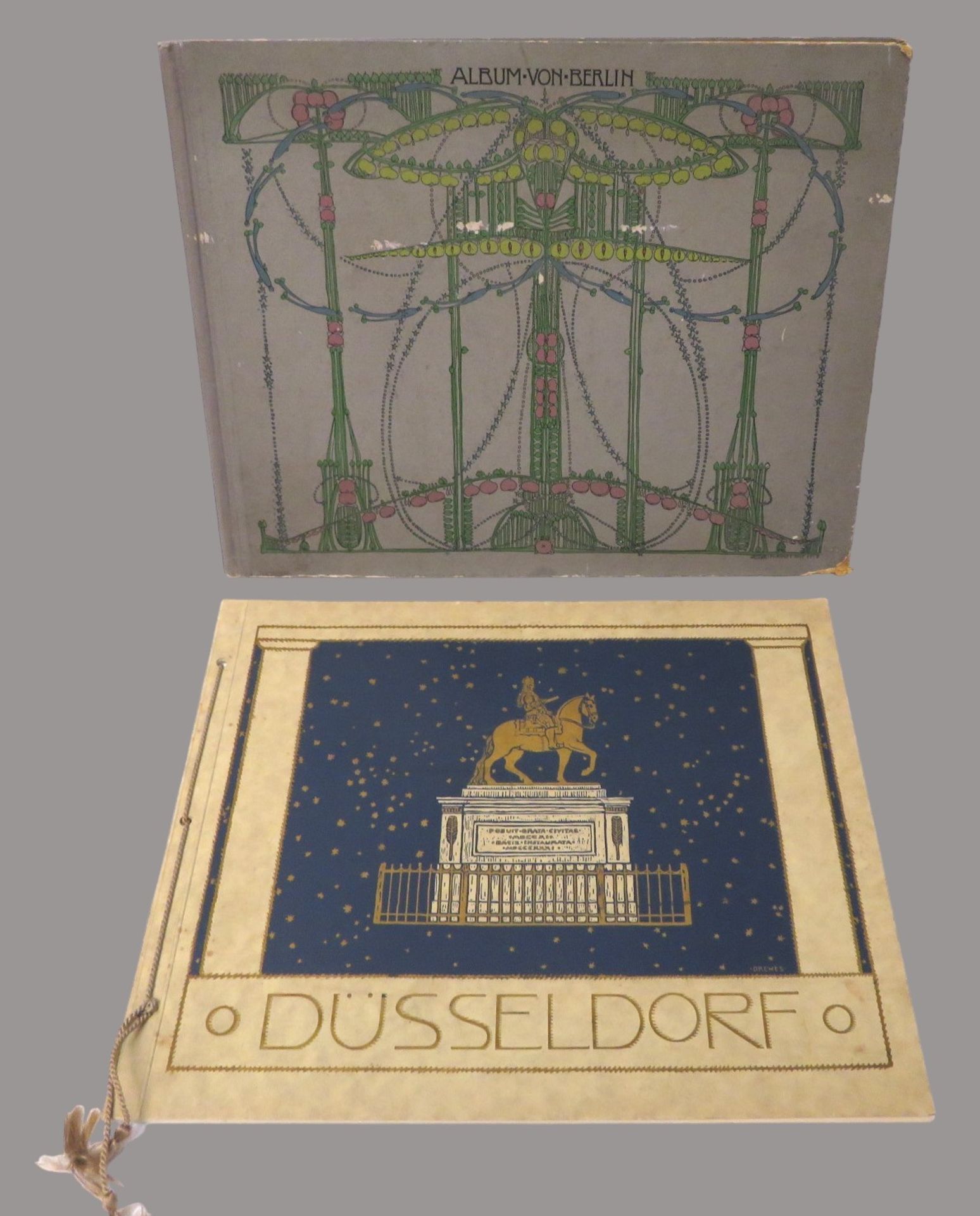2 Alben, um 1900, mit diversen Ansichten von Berlin und Düsseldorf, ca. 27,5 x 37,4 cm.