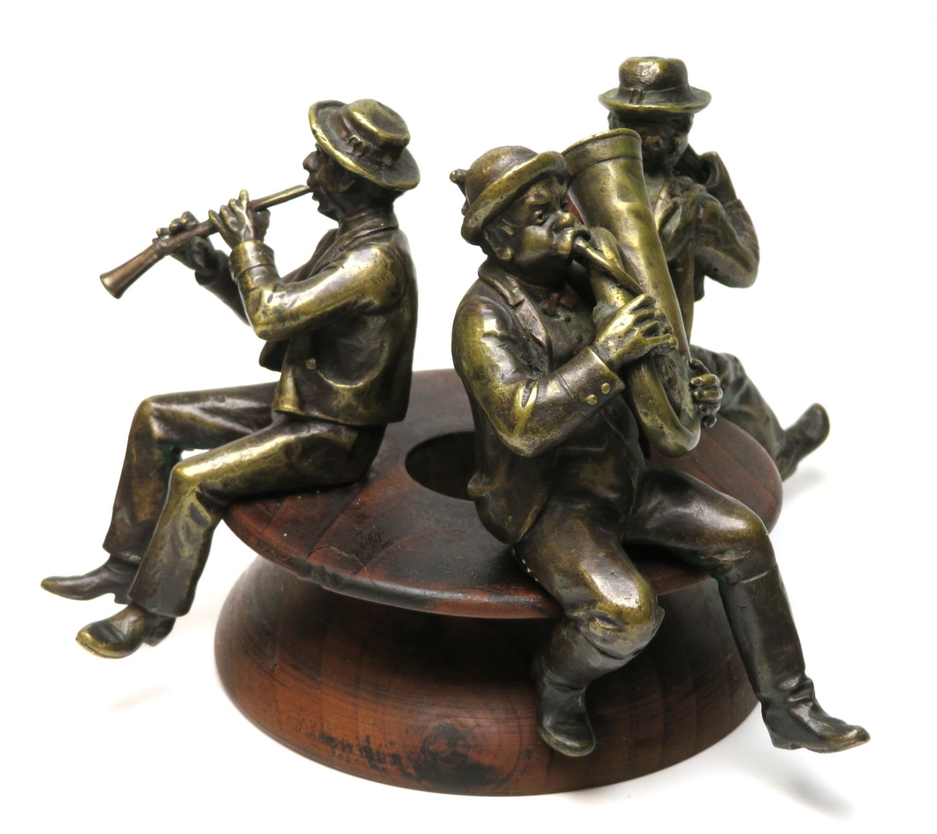 Unbekannt, um 1900, Drei bayrische Musikanten, Bronze, Holzsockel, h 11,5 cm, d 18 cm.