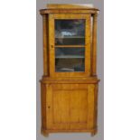 Eckschrank mit Vitrinenaufsatz, Biedermeier, um 1850/1860, Rüsterholz, eintürig, Oberteil verglast,