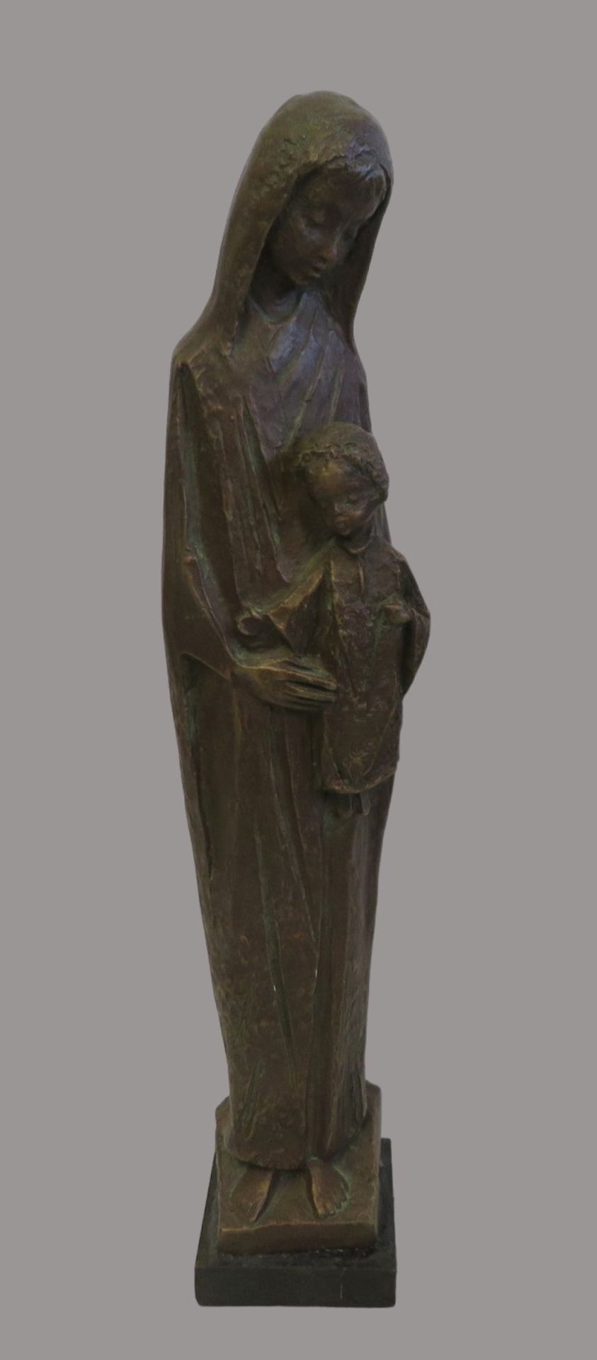 Stehende Madonna mit Kind, Achatit, auf geschwärztem Holzsockel, dieser mit Originaletikett, 51 x 9