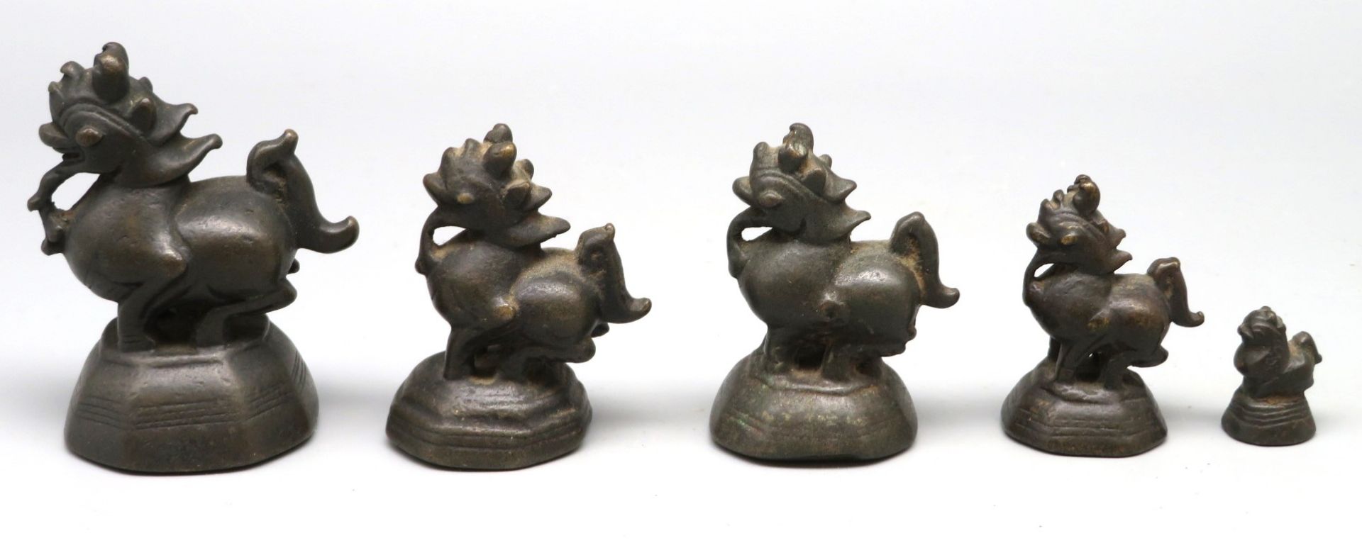 5 antike Opiumgewichte, Burma, Bronze, h 2,2 bis 6,5 cm.