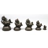 5 antike Opiumgewichte, Burma, Bronze, h 2,2 bis 6,5 cm.