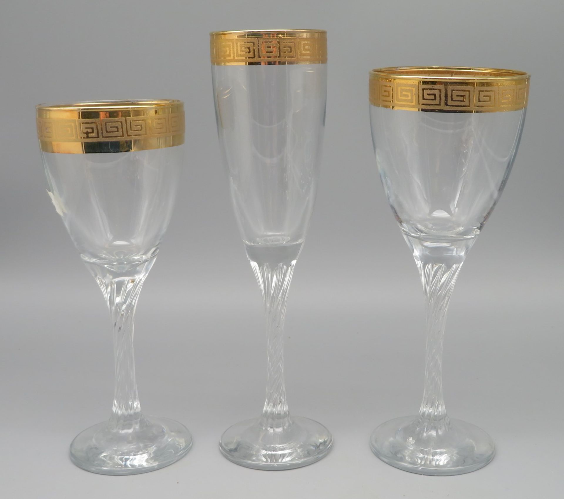 17 teiliges Glasset, bestehend aus 6 Sekt-, 5 Rot- und 6 Südweingläsern, farbloses Glas mit gedreht