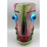 Designer Vase in Gestalt eines Gesichts, Italien, dickwandiges, farbiges Glas mit farbigen Aufschme