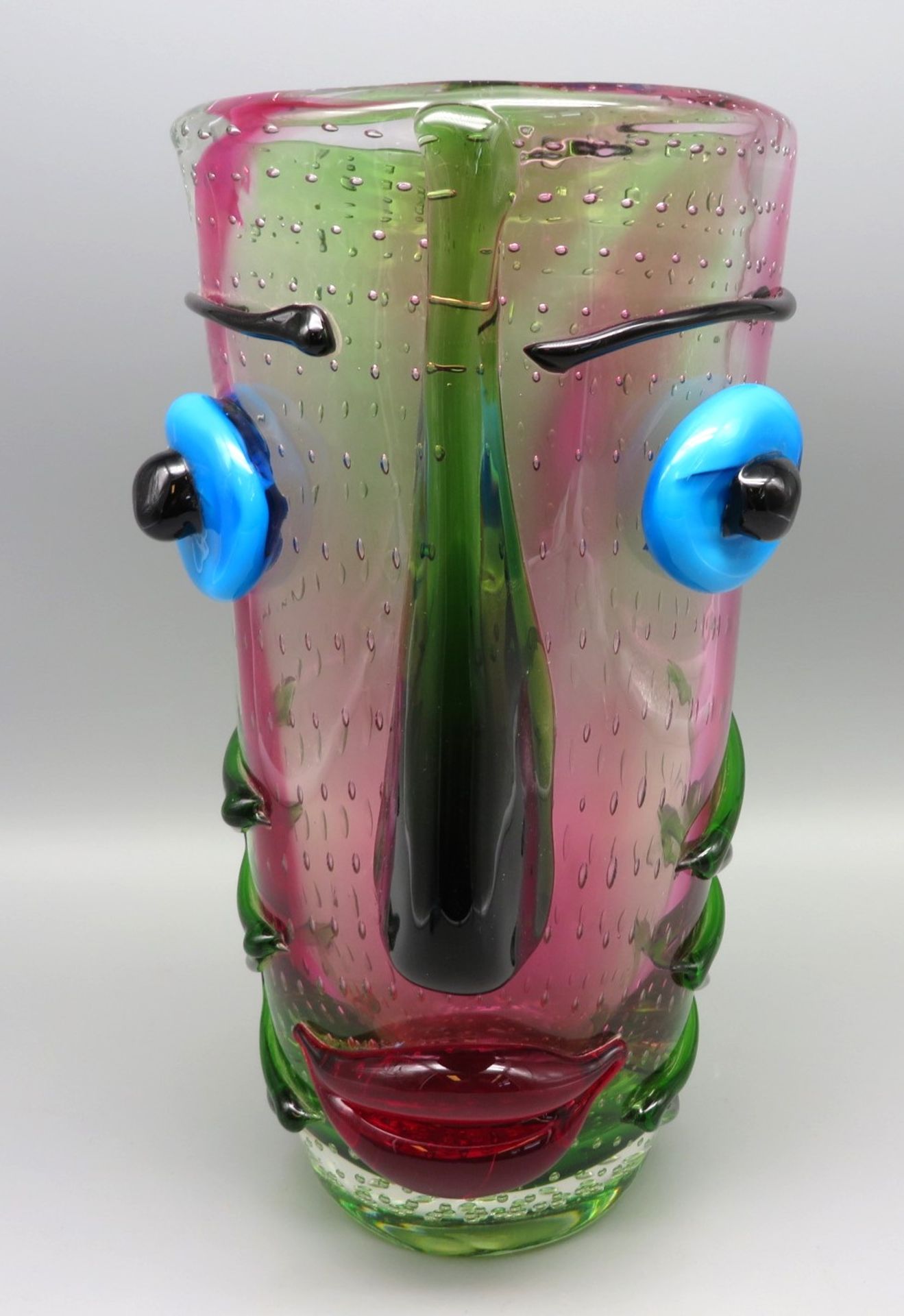 Designer Vase in Gestalt eines Gesichts, Italien, dickwandiges, farbiges Glas mit farbigen Aufschme