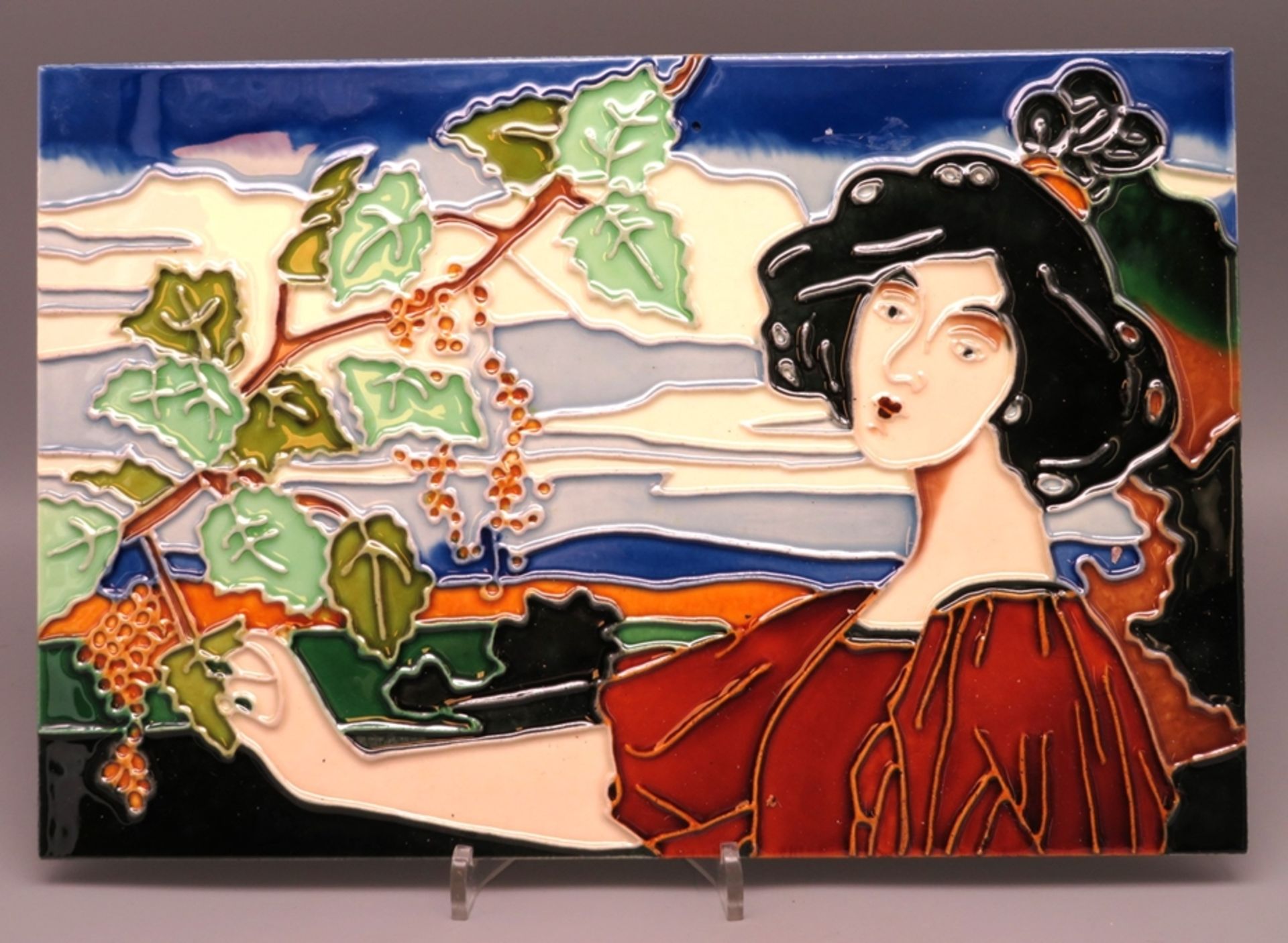 Kachel mit Damenbildnis, farbig glasiert, 20 x 30 cm.