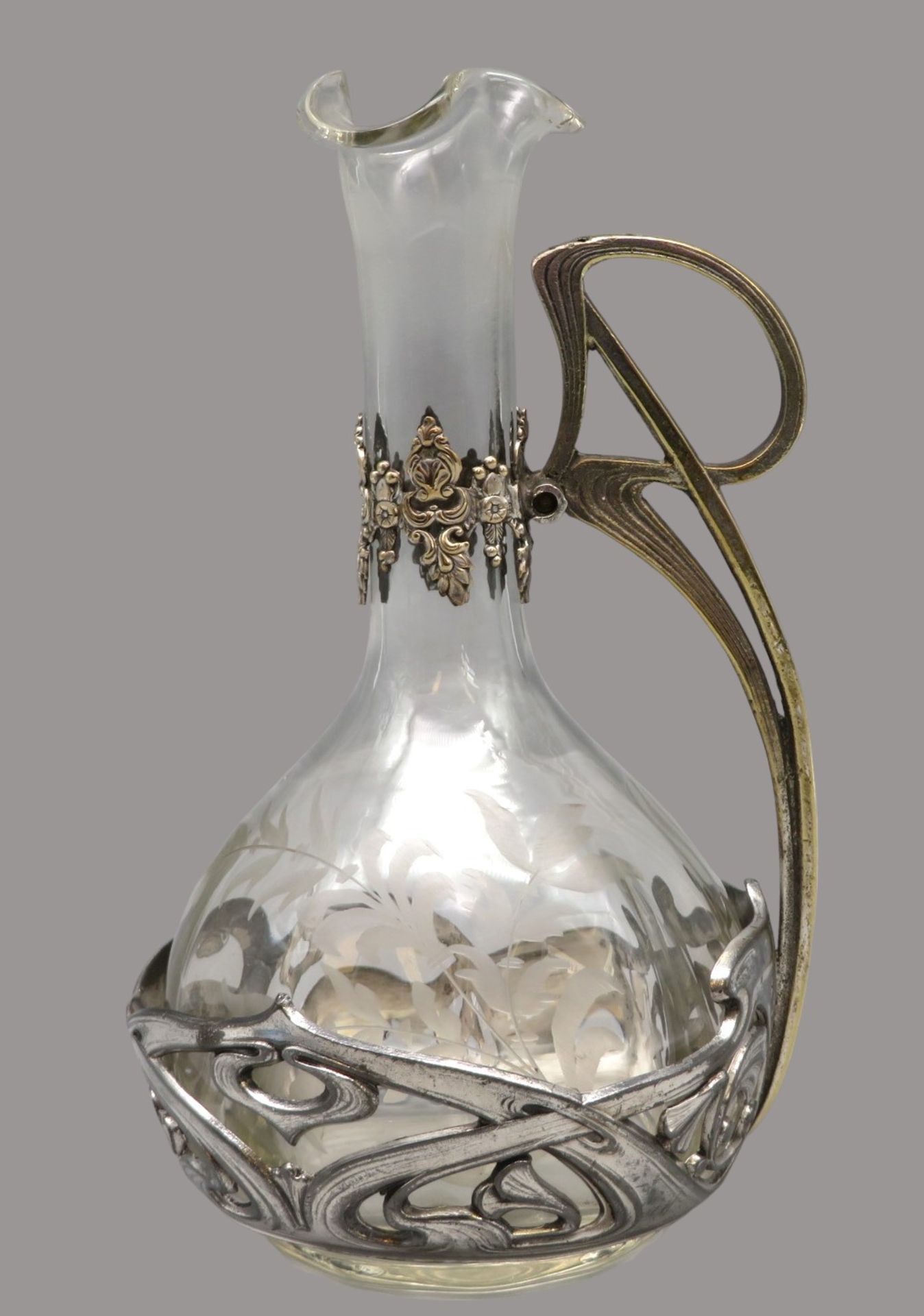 Henkelkaraffe, Jugendstil, um 1900, Montur versilbert, Korpus farbloses Glas, Stöpsel fehlt, h 16 c