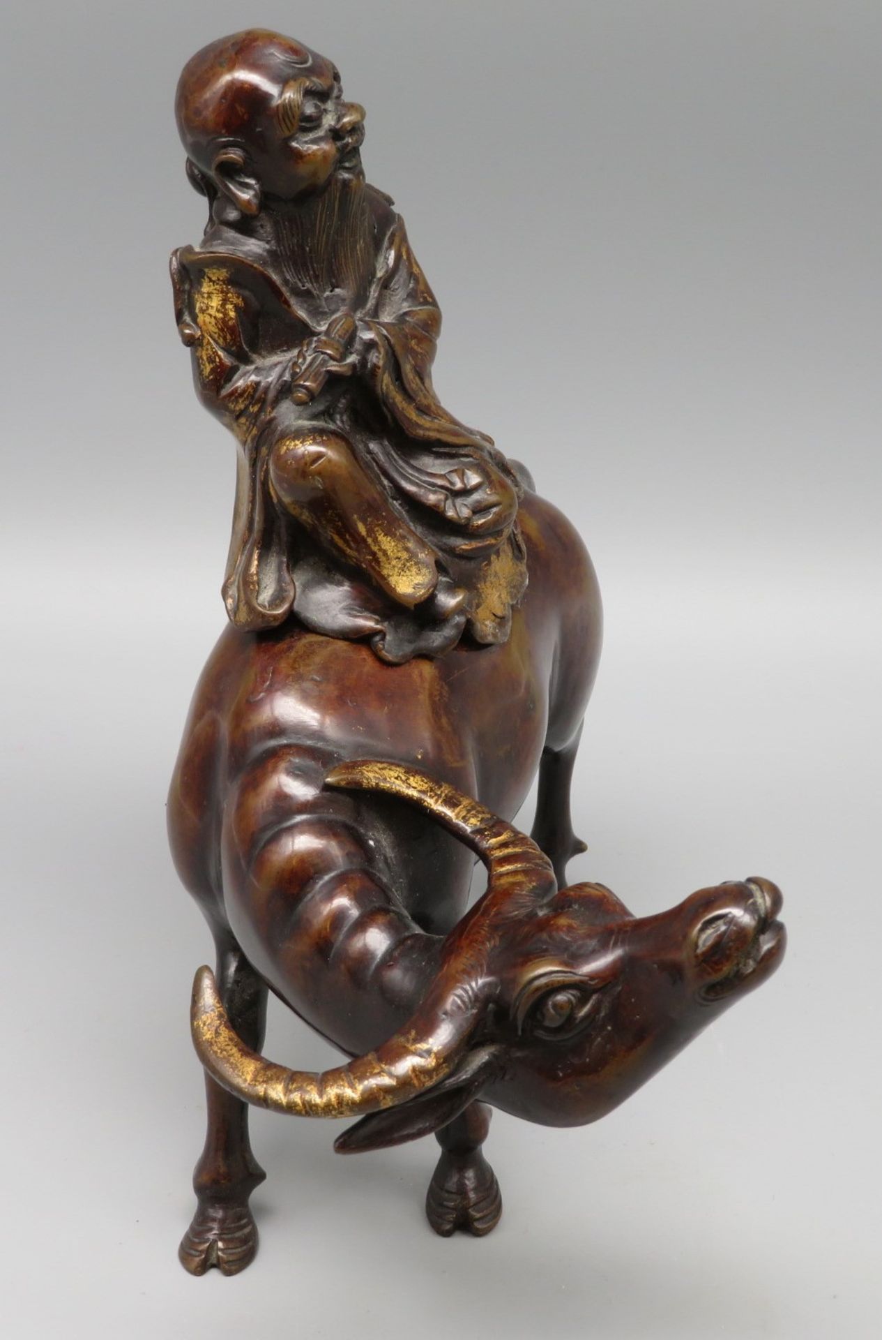 Bedeutendes Räuchergefäß in Gestalt des Laozi auf einem Büffel, China, 17./18. Jahrhundert, goldgef - Bild 2 aus 5