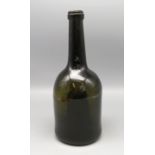 Antike Flasche, 18. Jahrhundert, grün eingefärbtes Glas, h 25,6 cm, d 9,7 cm.