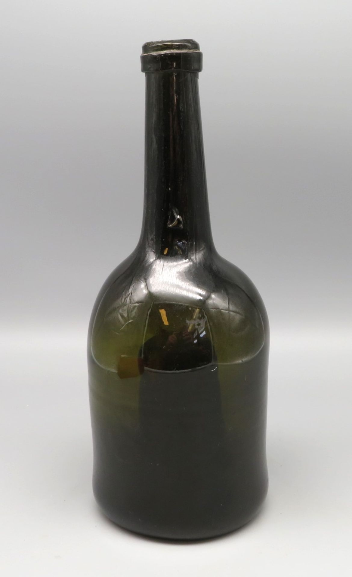 Antike Flasche, 18. Jahrhundert, grün eingefärbtes Glas, h 25,6 cm, d 9,7 cm.