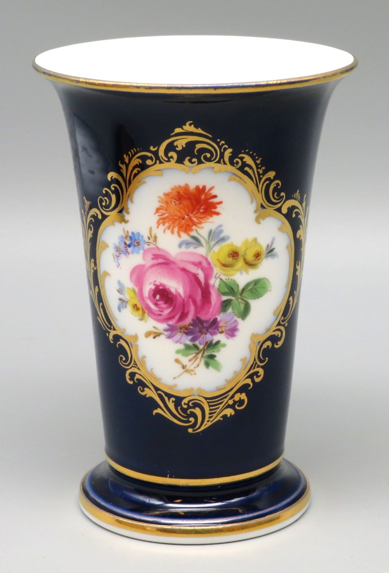 Vase, Meissen, Weißporzellan mit kobaltblauem Überfang, Medaillon mit polychromer Blütenmalerei und