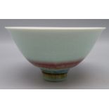 Elegante Celadon-Schale, wohl Japan, Porzellan mit feiner, farbiger Krakelee-Glasur, Bodensignatur,