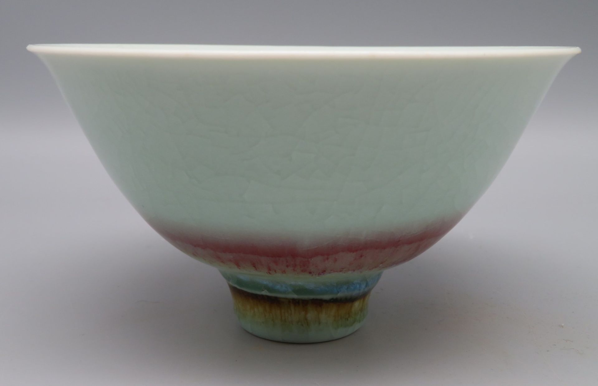 Elegante Celadon-Schale, wohl Japan, Porzellan mit feiner, farbiger Krakelee-Glasur, Bodensignatur,