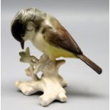 Porzellanfigur, Vogel auf Ast, Ens, Weißporzellan mit polychromer Bemalung, gem., 10 x 9,6 x 6,2 cm