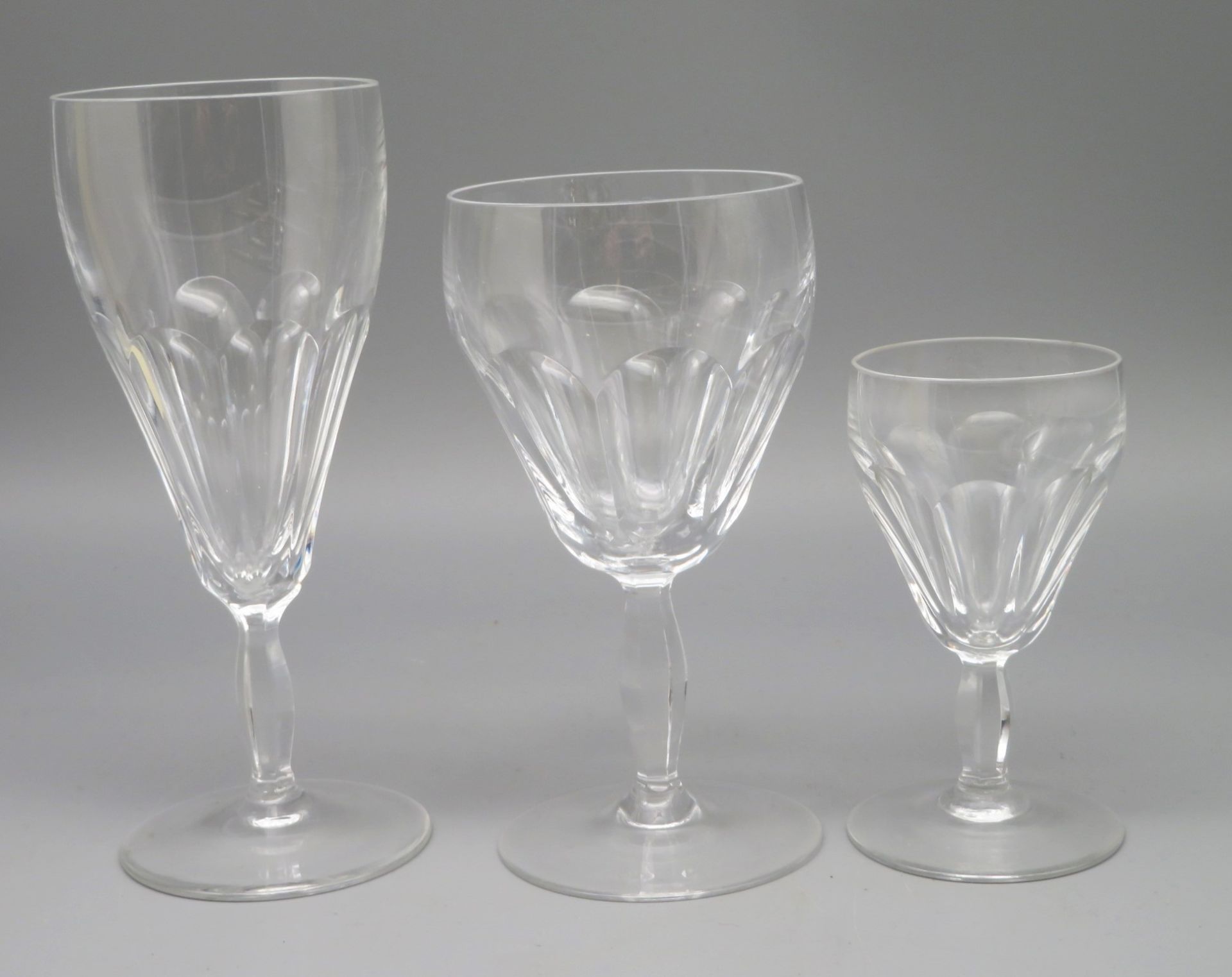 12 teiliges Glasset, 1. Hälfte 20. Jahrhundert, bestehend aus 2 Wein-, 4 Südwein- und 6 Likörgläser - Bild 2 aus 2