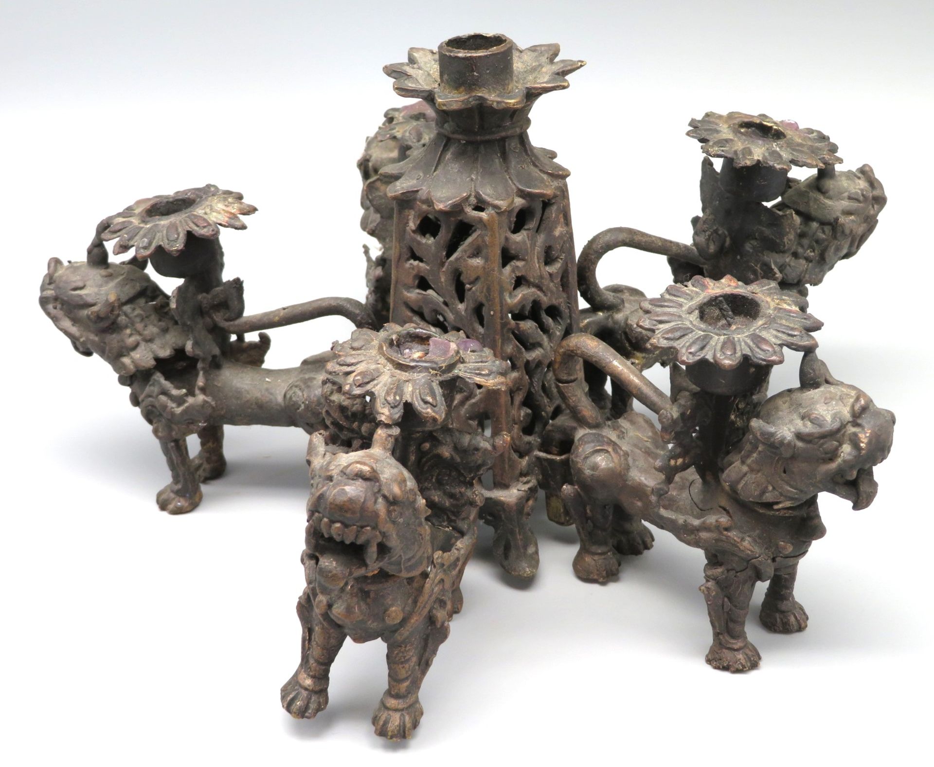 Kerzenleuchter, China, Tüllen getragen durch 5 Fo-Hunde, Bronze, h 15,5 cm, d 29 cm.