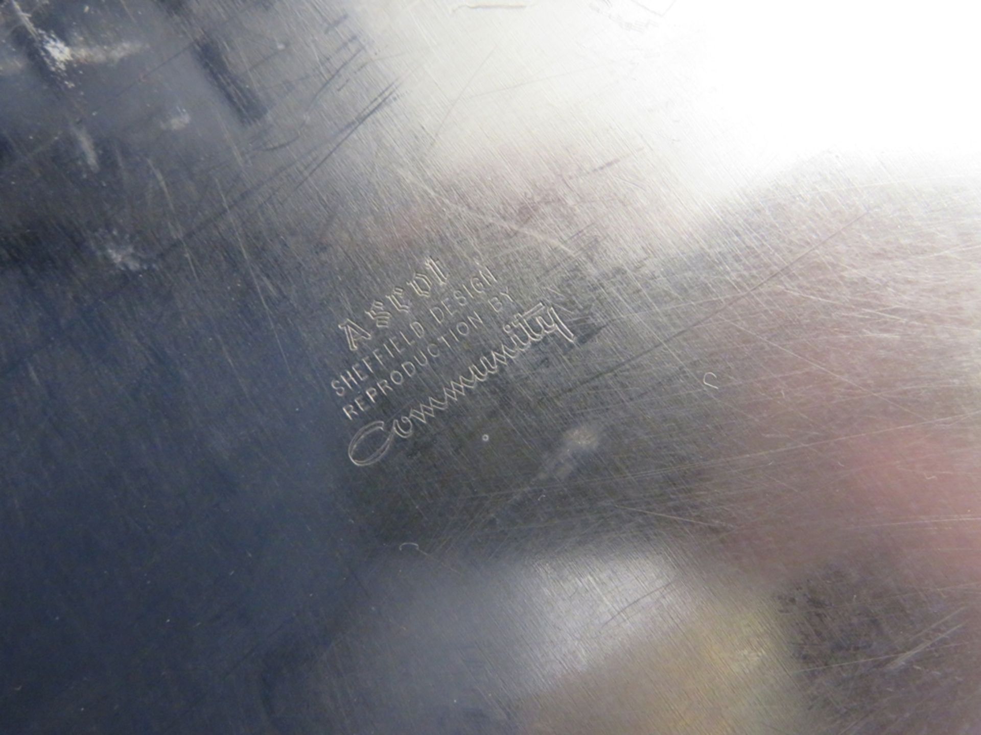 Großes Henkeltablett, Ascot, Sheffield, versilbert, reich reliefiert gearbeiteter Rand, Spiegel mit - Bild 2 aus 2