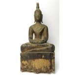 Sitzender Buddha im Lotussitz, Südostasien, antik, Holz geschnitzt, gefasst, best., 19,5 x 9,5 x 5,