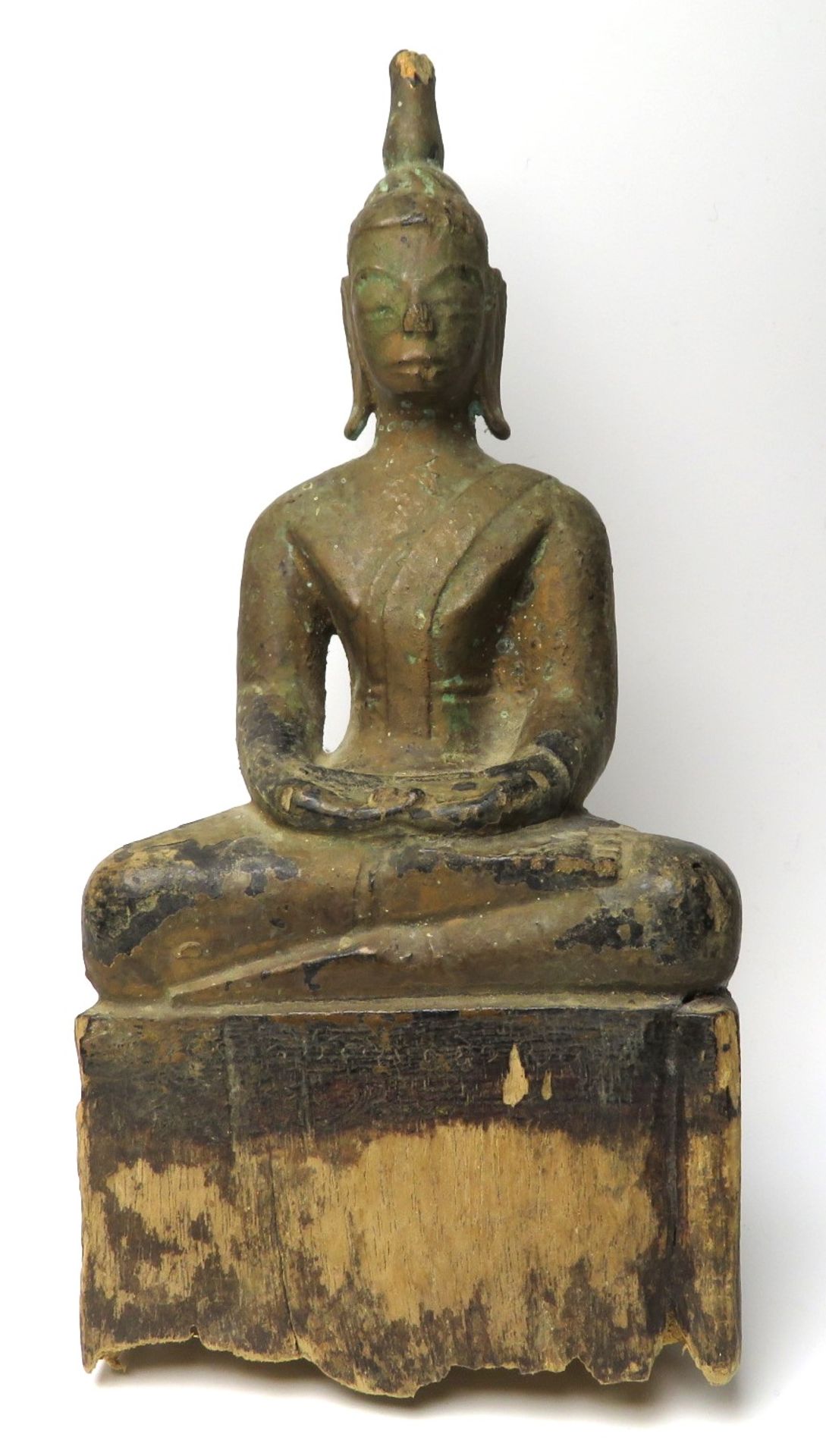 Sitzender Buddha im Lotussitz, Südostasien, antik, Holz geschnitzt, gefasst, best., 19,5 x 9,5 x 5,
