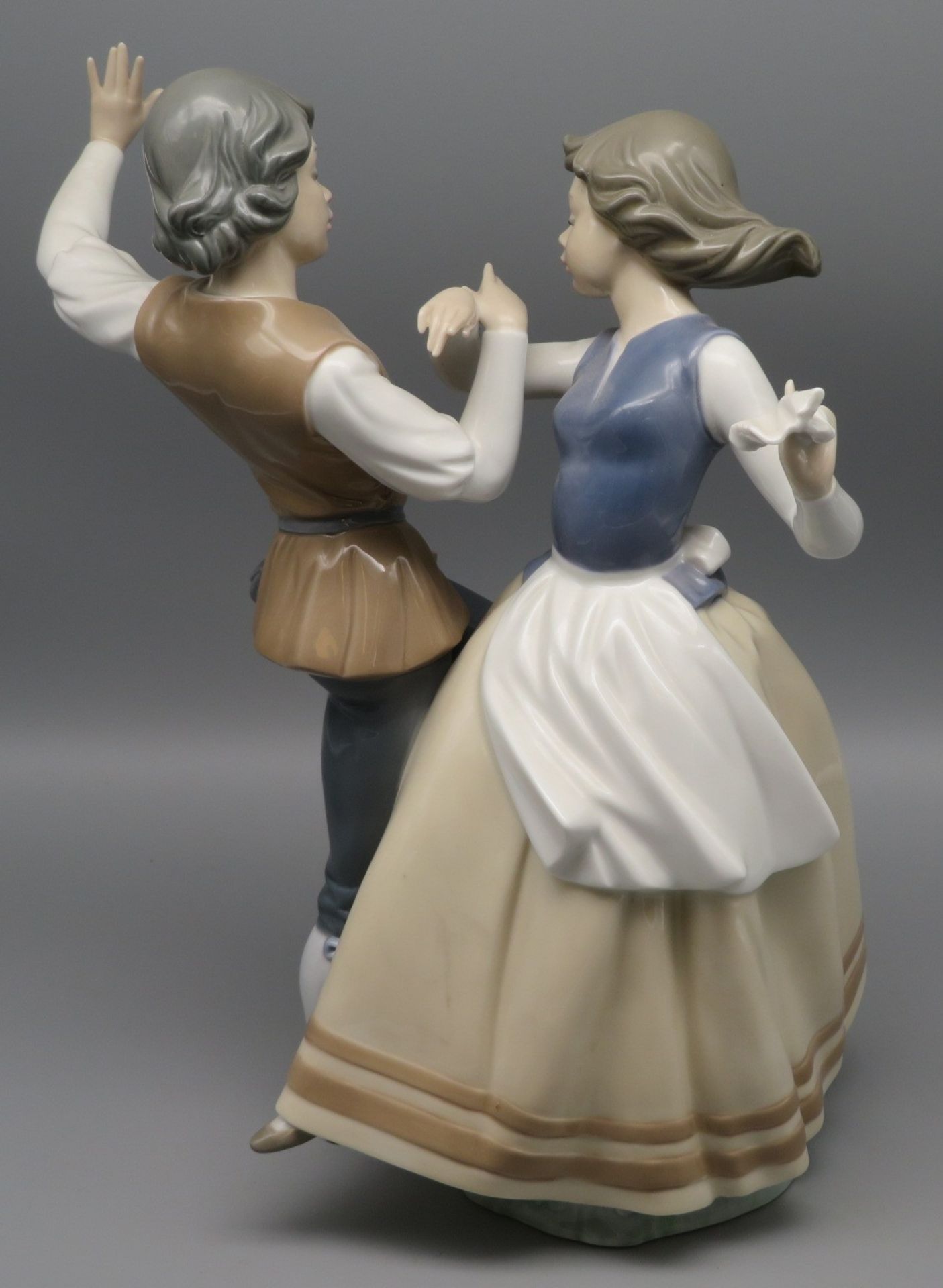 Porzellangruppe, Tanzendes Paar, Spanien, Lladró, Weißporzellan mit polychromer Glasur, gem., 25,5 - Image 2 of 3