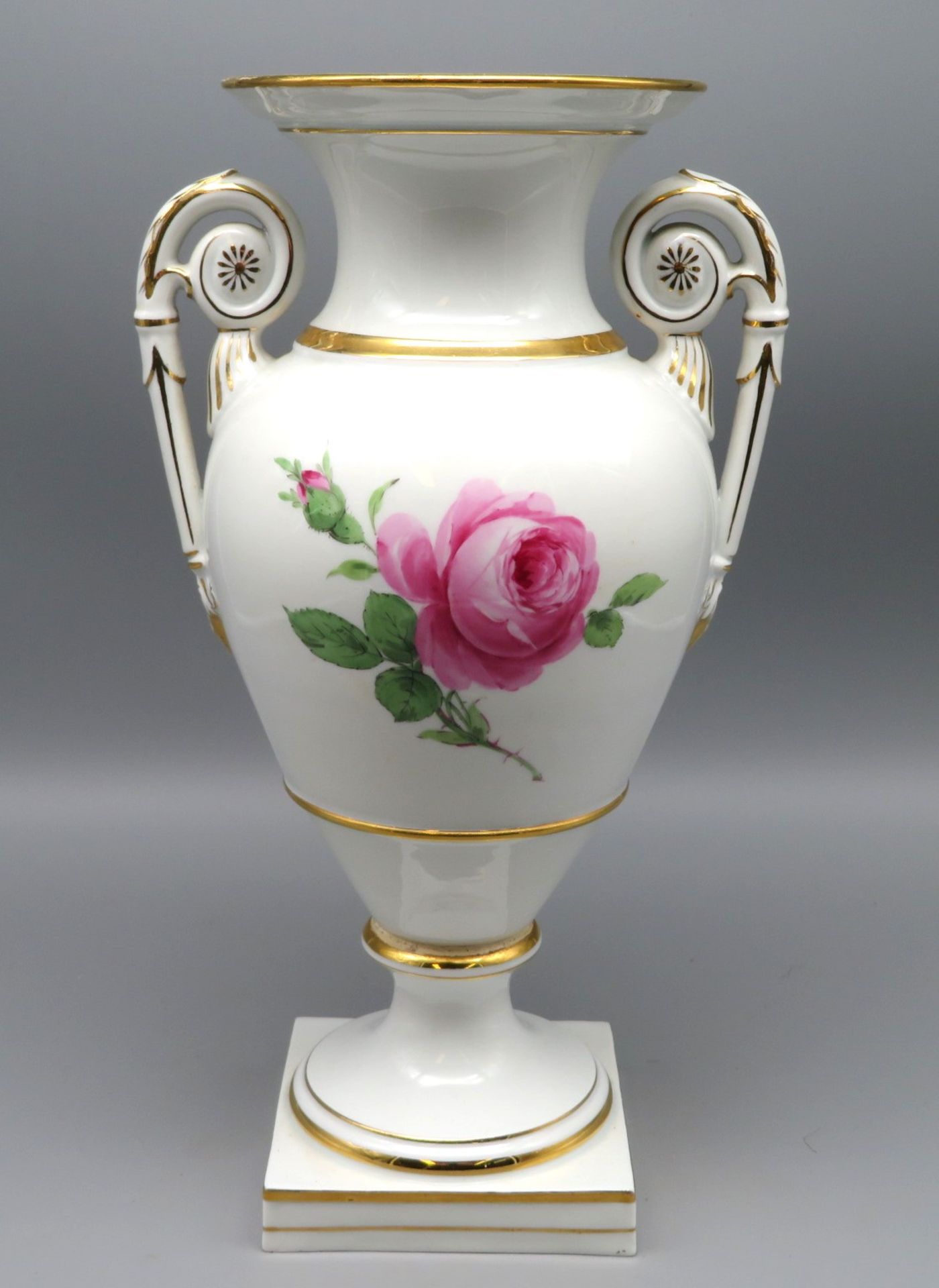 Amphorenvase mit 2 Handhaben, Meissen, Rote Rose, Weißporzellan mit polychromer Rosenmalerei, Goldr