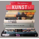 Konvolut von 12 diversen Kunstbüchern, u.a. Walther, Ingo F.: Kunst des 20. Jahrhunderts. Köln 2000