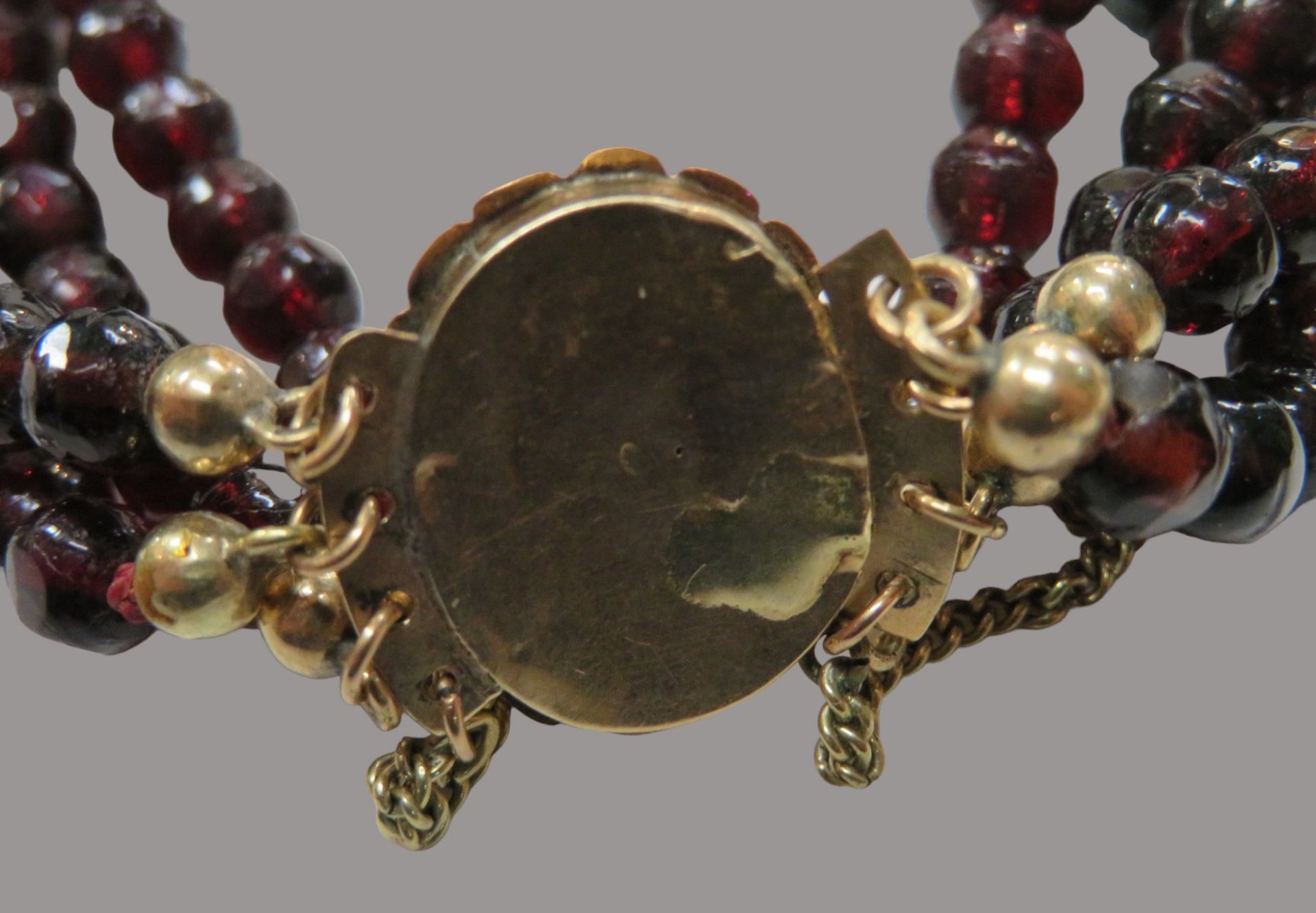 Antikes Granat-Armband, 19. Jahrhundert, 4-reihig, 14-karätiges Gelbgold-Schloss, erhaben besetzt m - Bild 3 aus 3