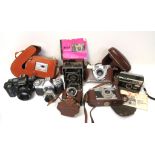 6 alte Kameras mit Zubehör, u.a. Kodak, Minolta 7000, Contaflex Zeiss Icon, Compur, Foca und Filmka