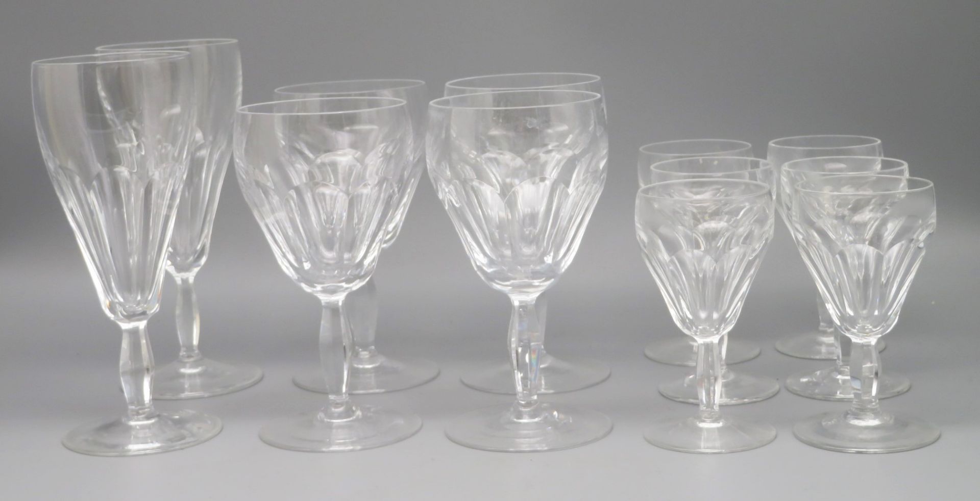 12 teiliges Glasset, 1. Hälfte 20. Jahrhundert, bestehend aus 2 Wein-, 4 Südwein- und 6 Likörgläser