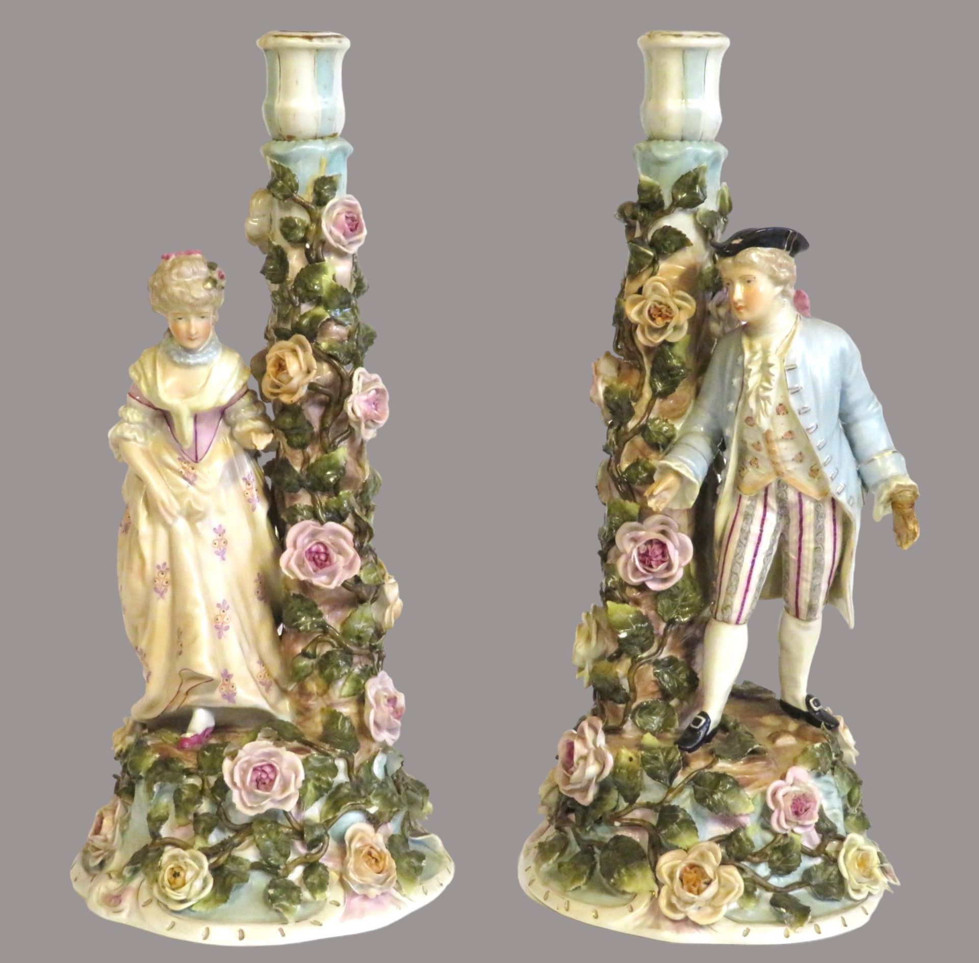2 Kerzenleuchter, getragen durch Porzellanfiguren in Gestalt eines galanten Paares, Sitzendorf, 19.