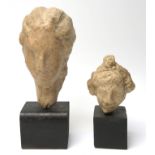 2 Köpfe von Statuetten (Kopf einer Frau und eines Kindes), wohl Römisch, Ausgrabungen, Ton, auf Hol