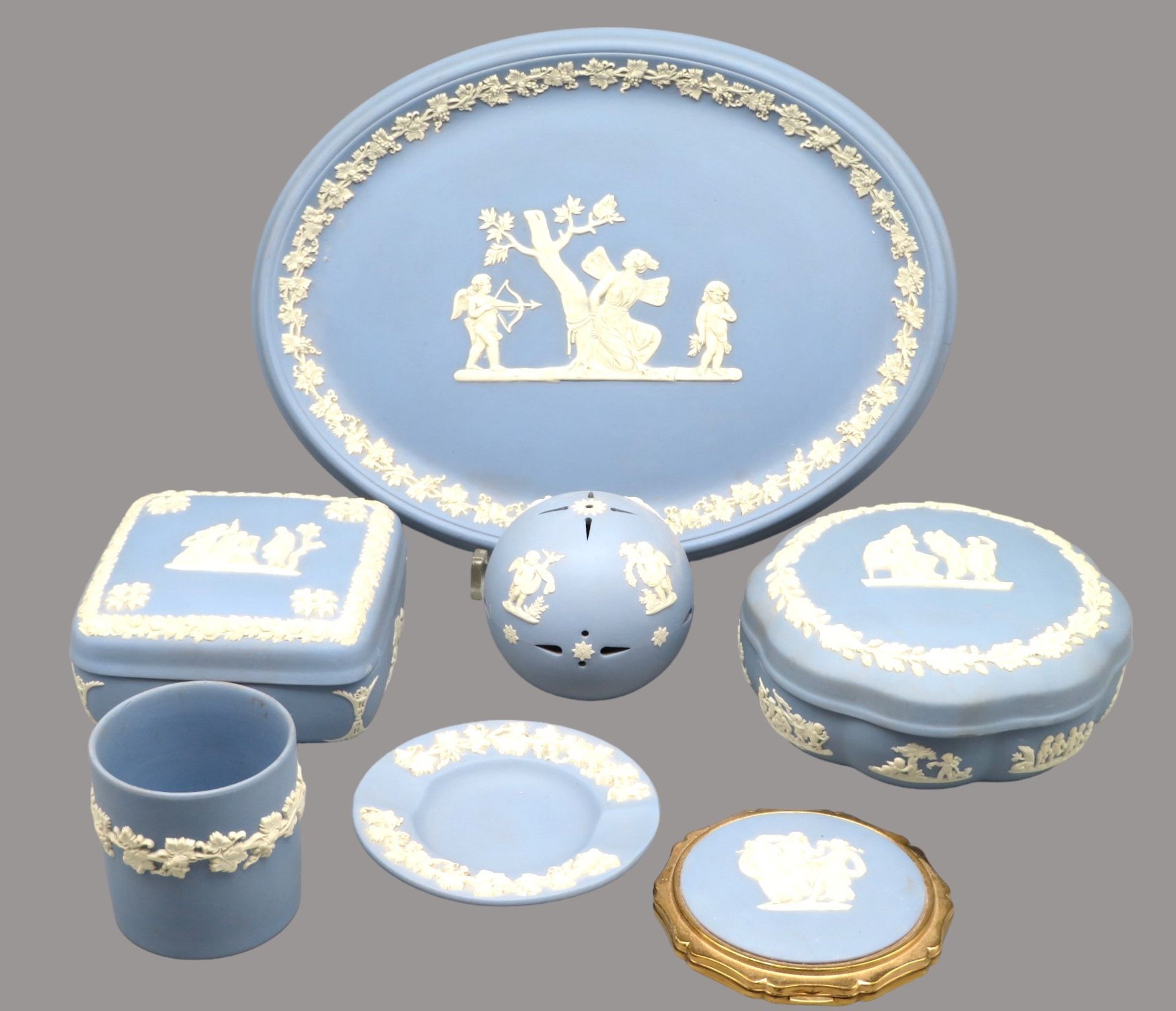7 teiliges Konvolut diverser Wedgwood Objekte, England, Wedgwood, hellblaue Jasperware mit weißem R