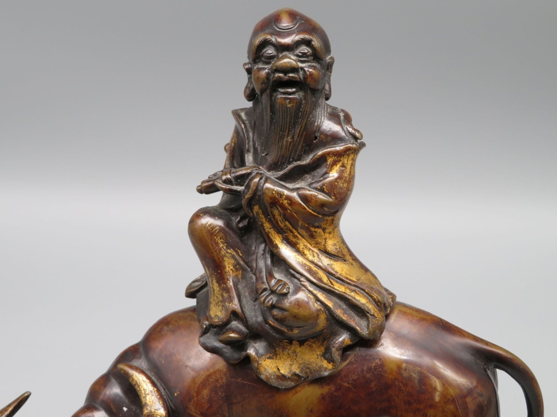 Bedeutendes Räuchergefäß in Gestalt des Laozi auf einem Büffel, China, 17./18. Jahrhundert, goldgef - Bild 4 aus 5
