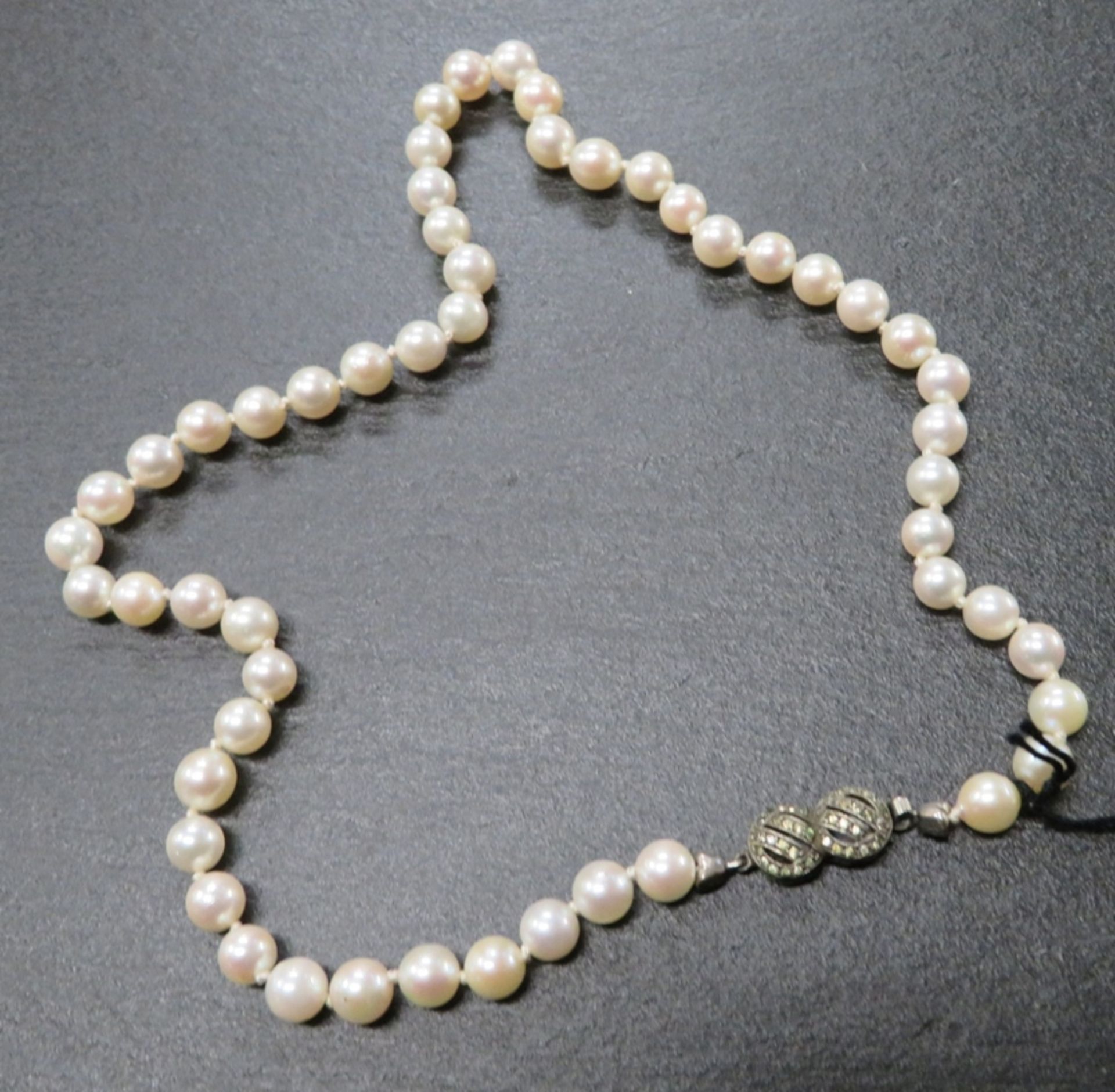 Akoya-Perlenkette, einreihig, Schließe Silber 835/000, punziert, Perle d 0,6 cm, l 36 cm.