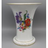 Vase, Rosenthal, Entwurf Philipp Rosenthal, Alt Brabant, Weißporzellan mit polychromer Blütenmalere