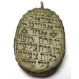 Antiker Anhänger, wohl Achat, versehen mit hebräischen Schriftzeichen, kleine Best. am unteren Ende