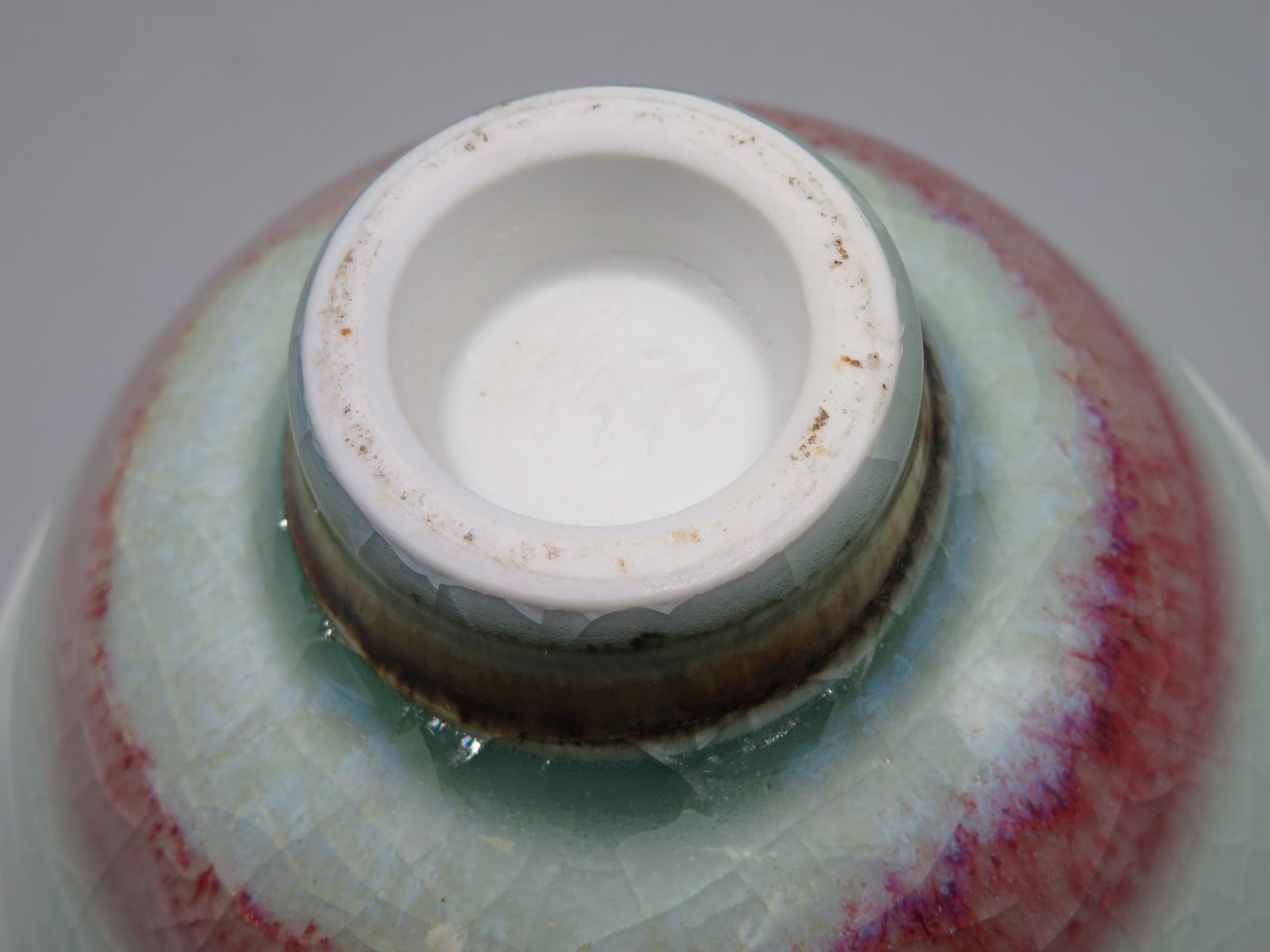 Elegante Celadon-Schale, wohl Japan, Porzellan mit feiner, farbiger Krakelee-Glasur, Bodensignatur, - Bild 3 aus 3