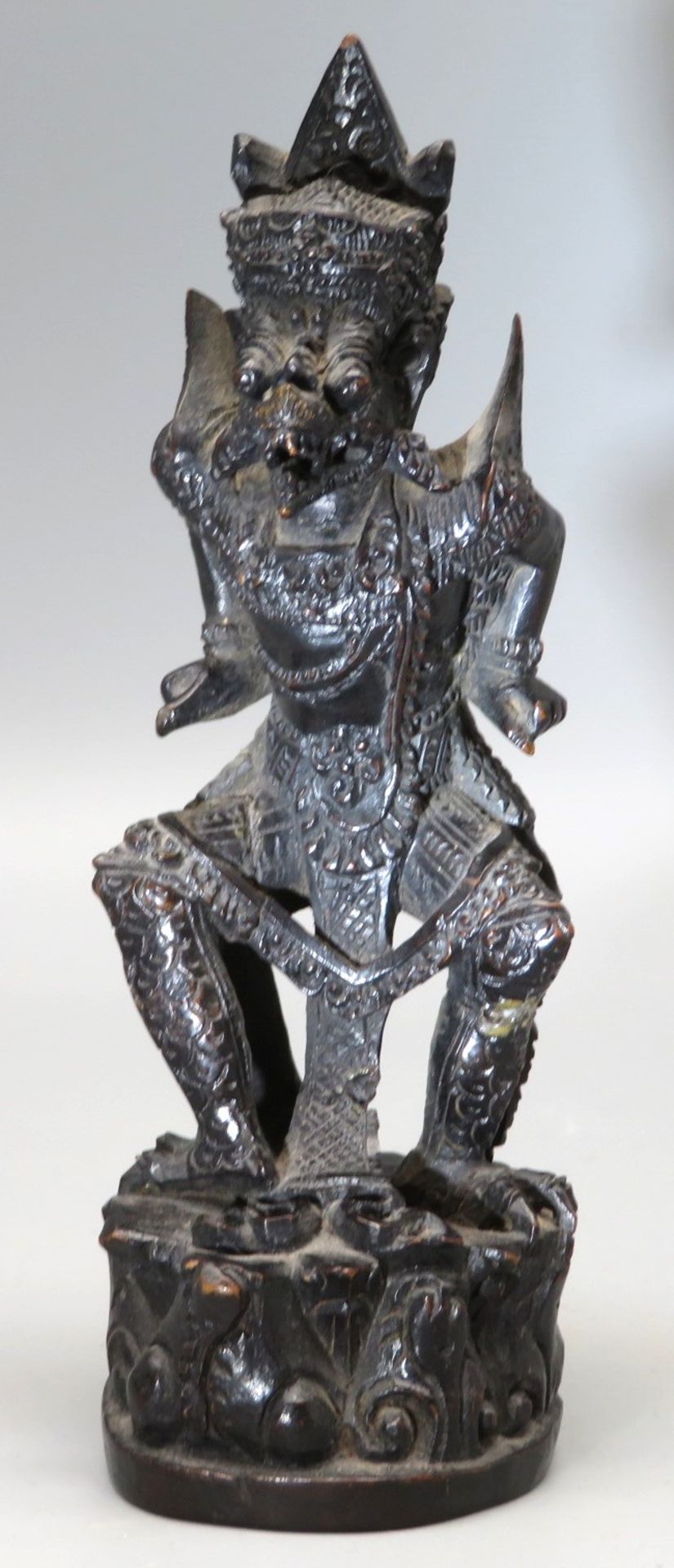 Garuda, Indonesien, wohl Koromandelholz feinst geschnitzt, Bein rest., h 14 cm, d 4,8 cm.