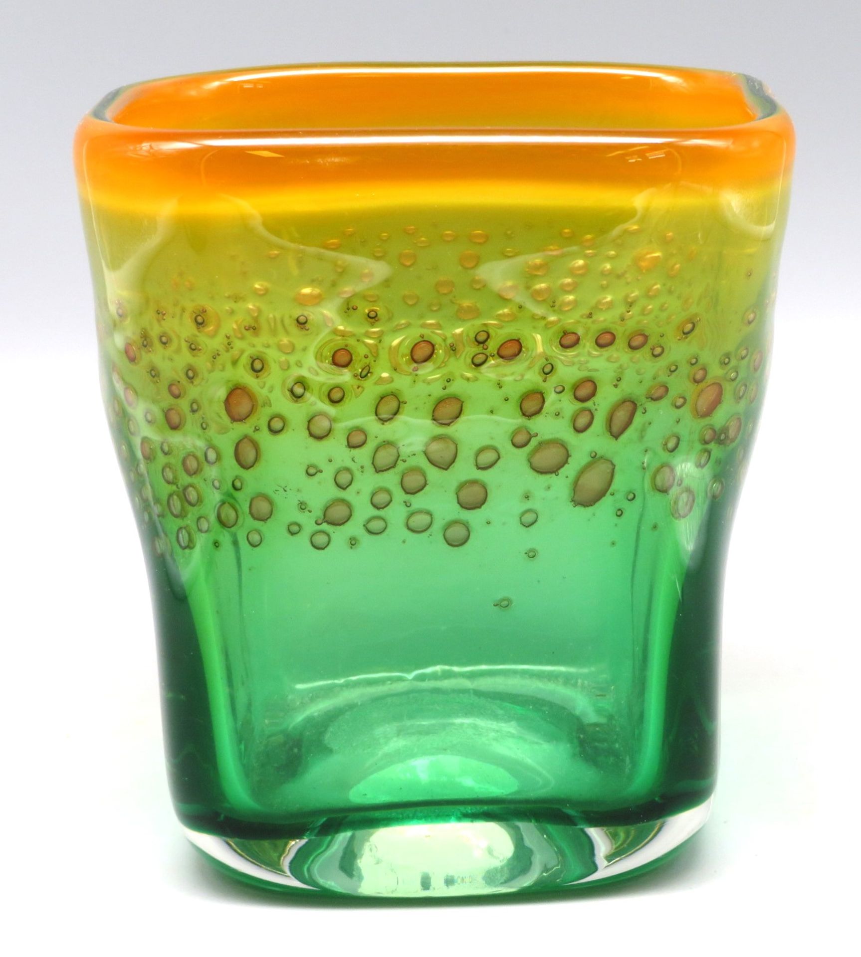 Designer Vase, 1960/70er Jahre, dickwandiges grün eingefärbtes Glas mit orangefarbenem Rand, im Bod