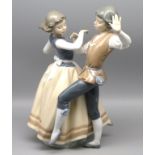 Porzellangruppe, Tanzendes Paar, Spanien, Lladró, Weißporzellan mit polychromer Glasur, gem., 25,5 