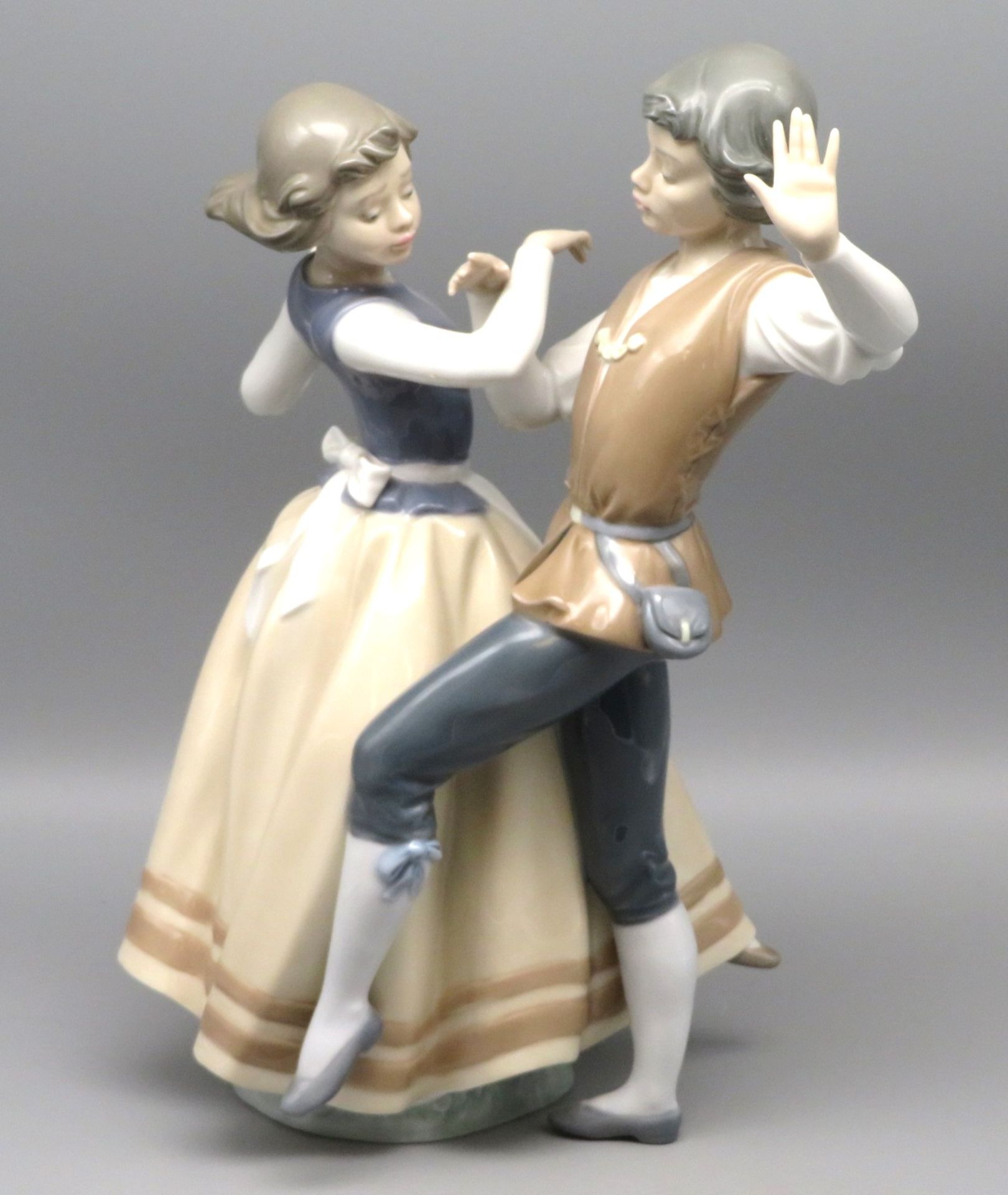 Porzellangruppe, Tanzendes Paar, Spanien, Lladró, Weißporzellan mit polychromer Glasur, gem., 25,5