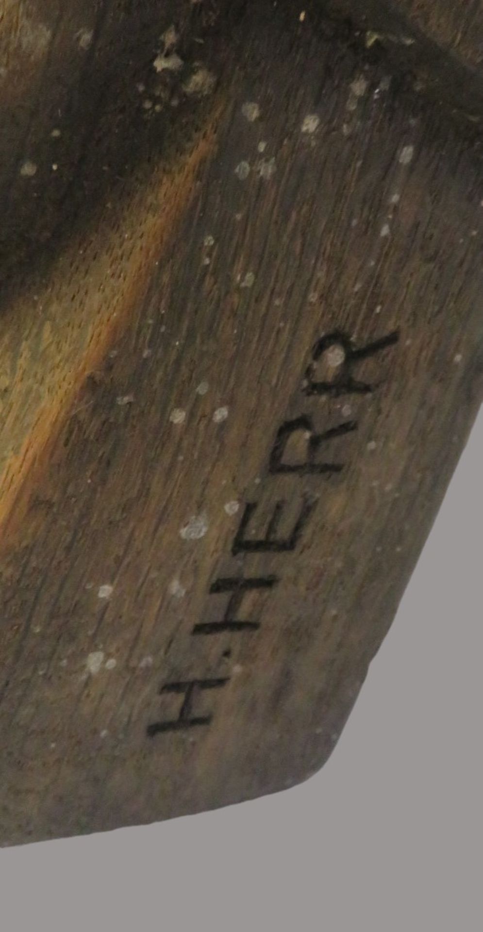 Herr, H., Heiliger Petrus, Holz geschnitzt, sign., 60 x 34 x 8 cm. - Bild 2 aus 2