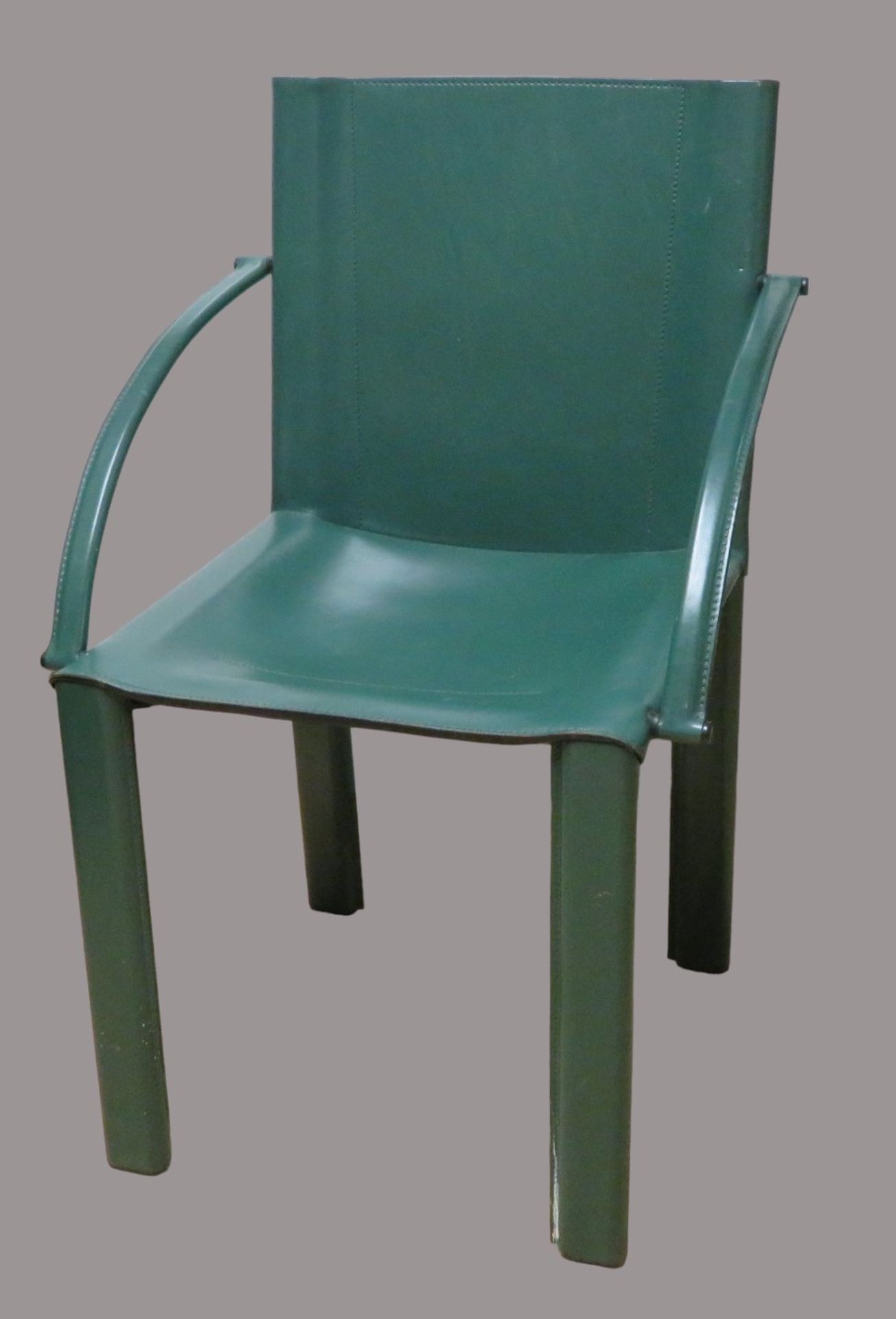 2 Designer Armlehnstühle, geschwärztes Metall mit grünem Lederbezug, gem. "Matteo Grassi", Gebrauch