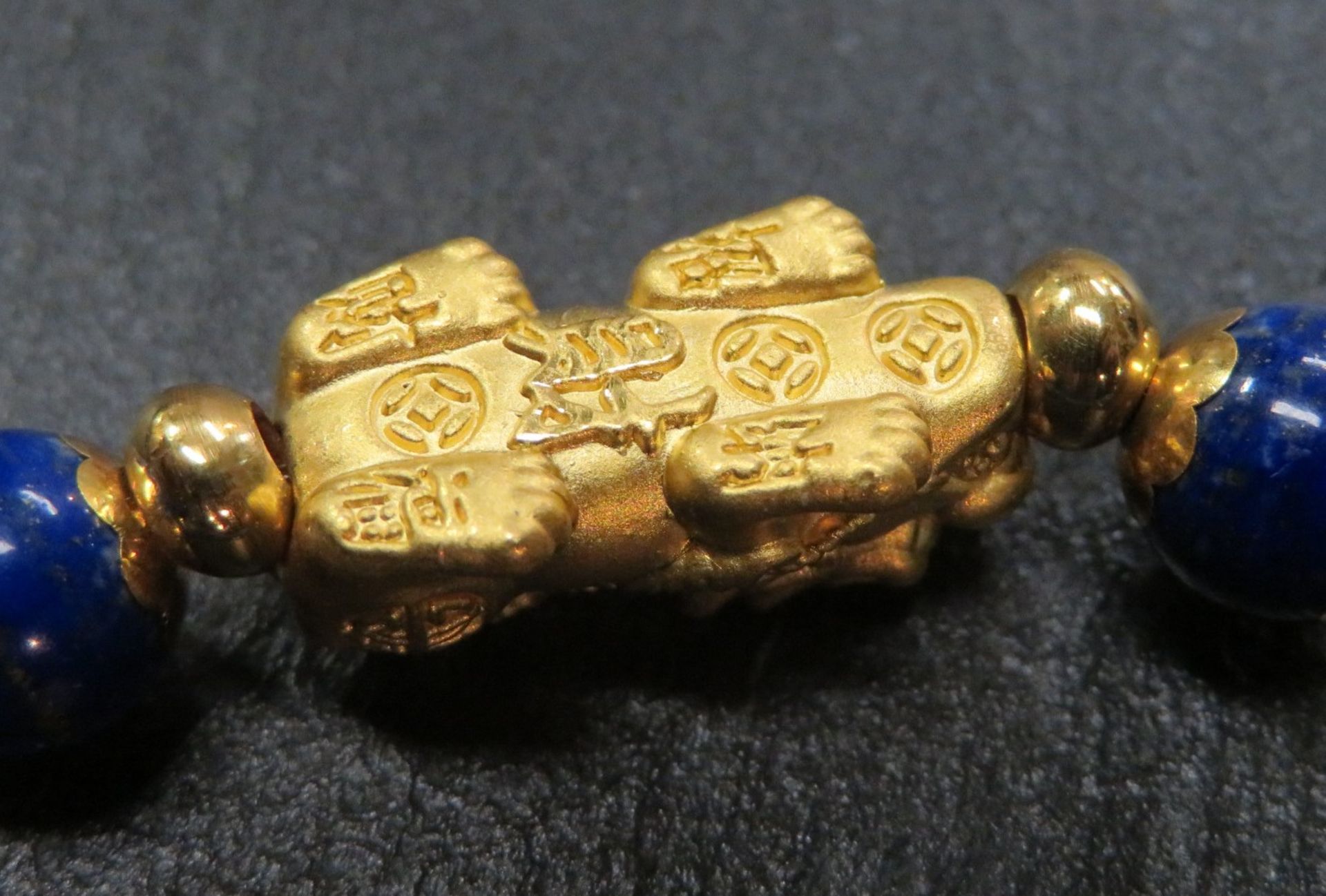 Außergewöhnliches Kyanit-Armband mit figural gestaltetem Löwen-Zwischenstück, 22 Kyanit-Kugeln, Löw - Image 3 of 3